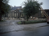 20244 Gezicht op de huizen Kruisstraat 74-76 te Utrecht, voormalige vrijwoningen van de Stevensfundatie, tijdens de afbraak.